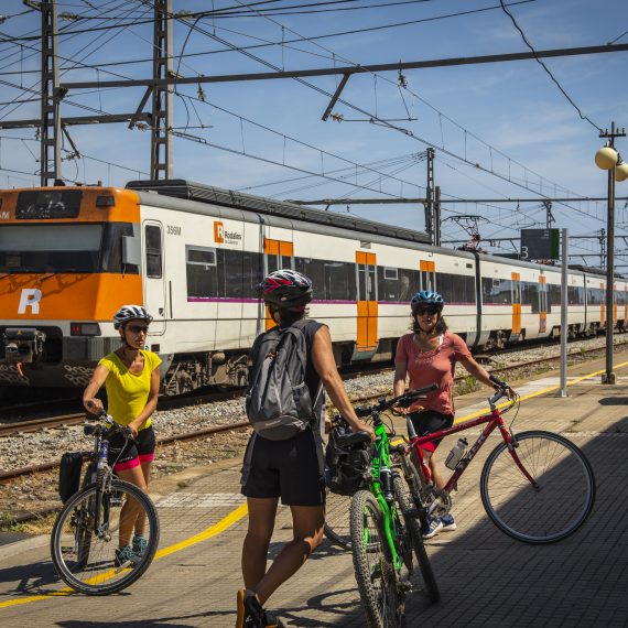 Creuant les víes del tren amb les bicicletes, de ruta ciclista