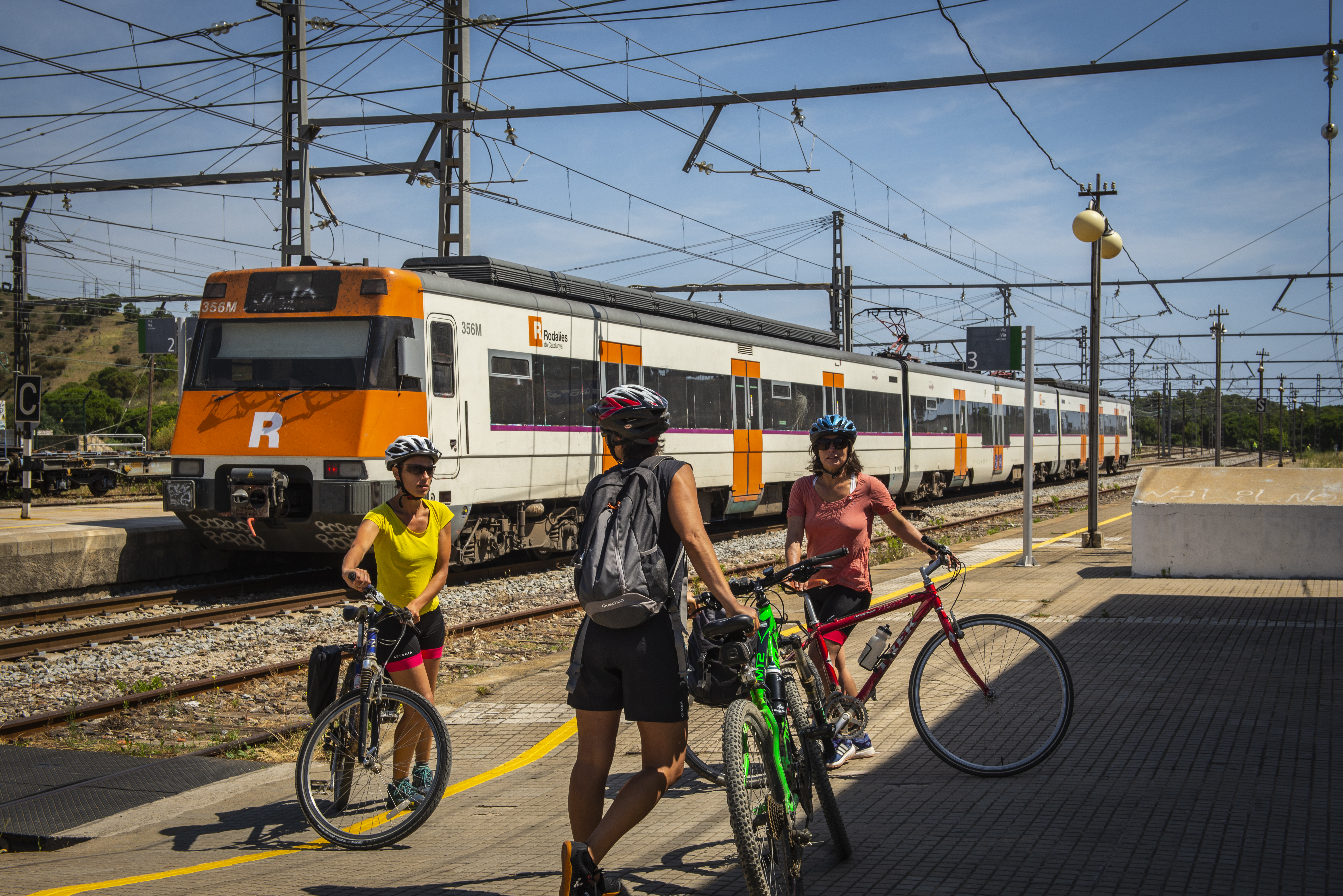Creuant les víes del tren amb les bicicletes, de ruta ciclista