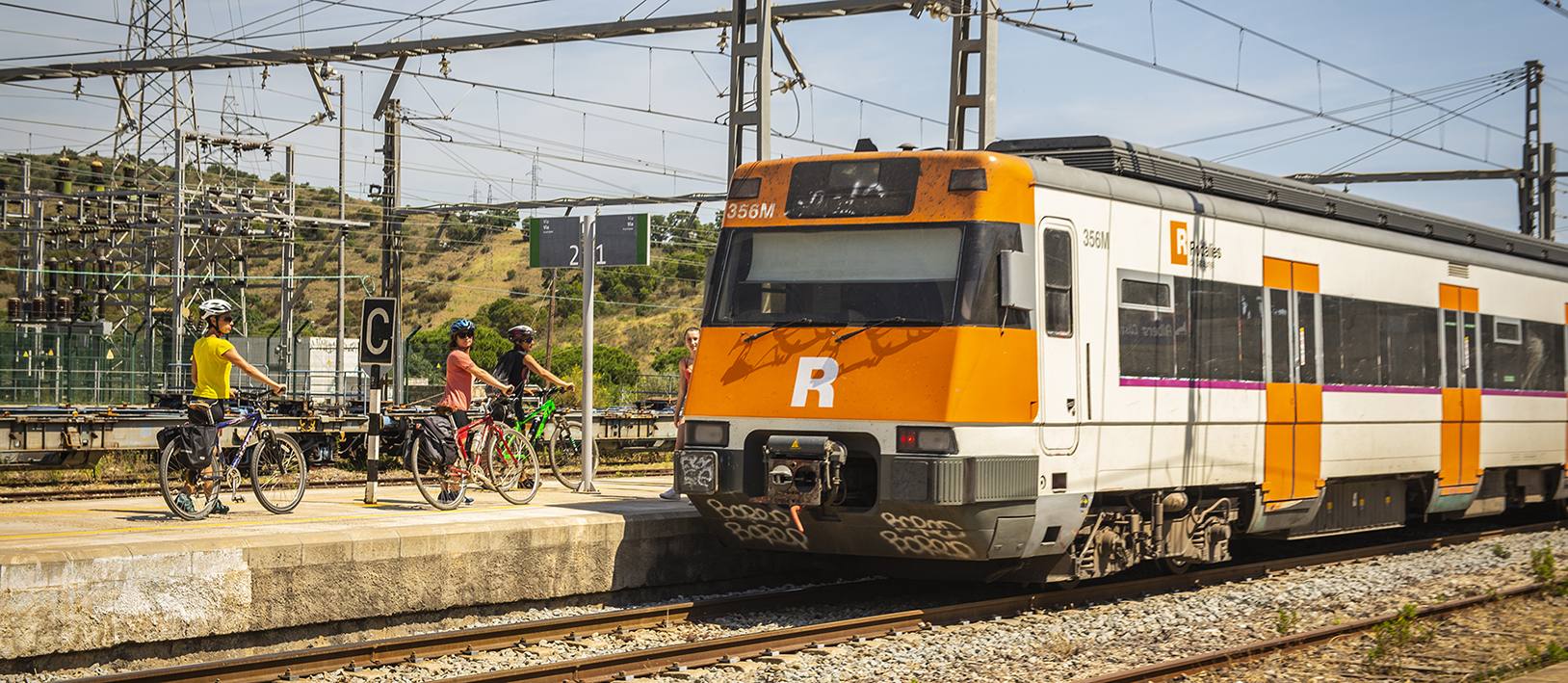 tren arribant a l'estació amb ciclistes